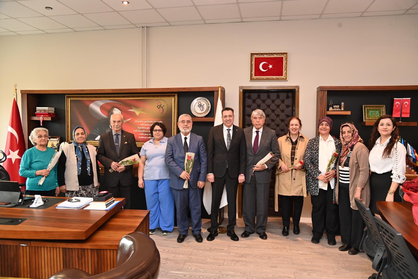 24 Kasım Öğretmenler Günü’nde Tazelenme Üniversitesi Öğrencilerinden Rektörümüze Anlamlı Ziyaret