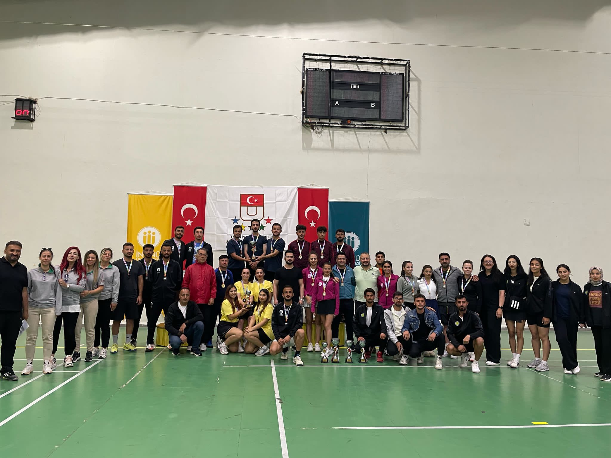 OKÜ Teniste Zirvede: Erkek Takım Şampiyon, Kadın Takım Üçüncü Oldu
