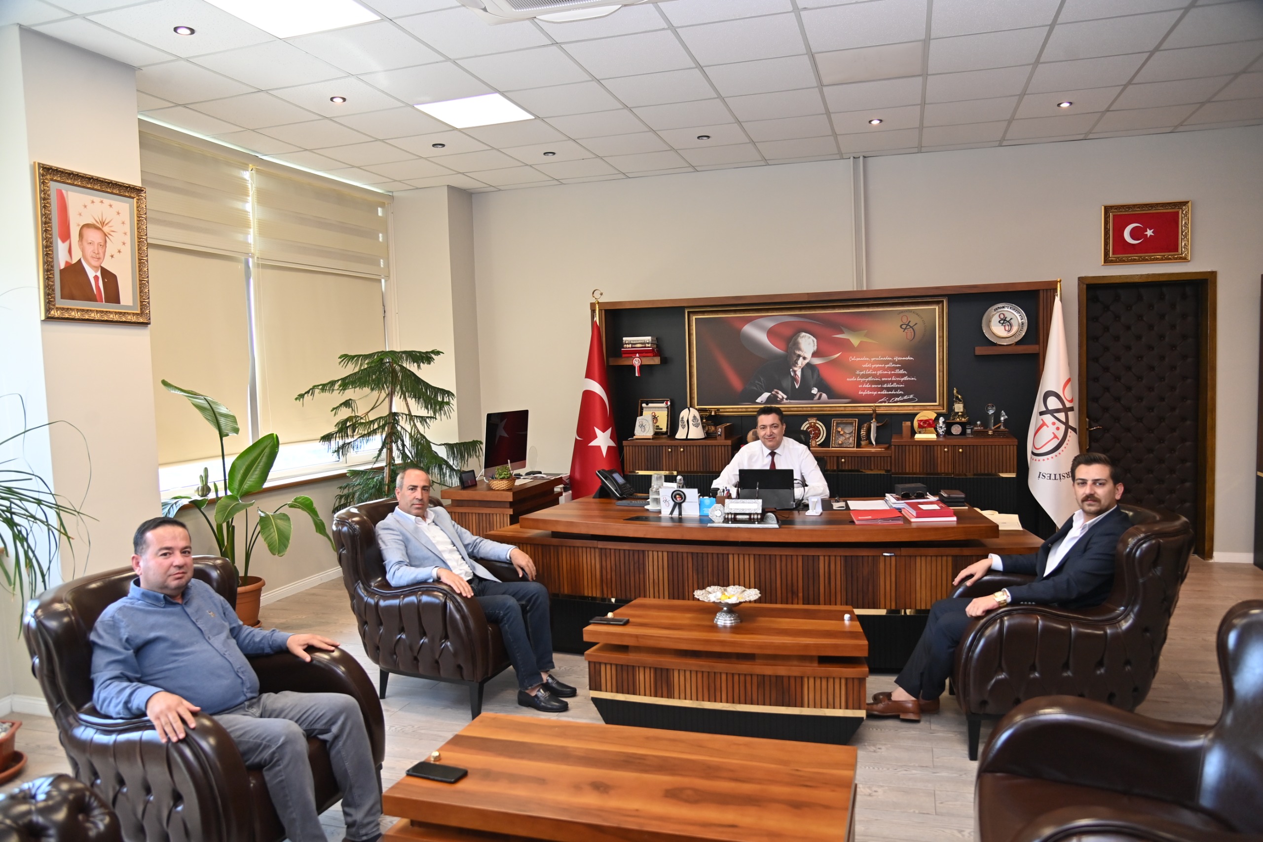 Oto Galericiler Derneği Başkanı İsa Çenet’ten Rektörümüze Hayırlı Olsun Ziyareti