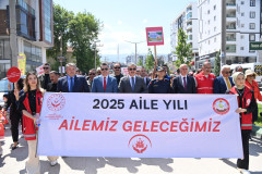 Rektörümüz “Aile Günü Kortej Yürüyüşü ve Ödül Töreni”ne Katıldı