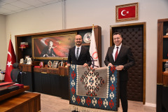 Toprakkale Kaymakamı Volkan Özer ile Toprakkale Belediye Başkanı Bekirhan Uyutmaz’dan Rektörümüze Hayırlı Olsun Ziyareti