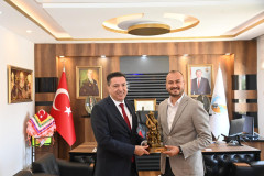 Rektörümüz Prof. Dr. Turgay Uzun’dan Toprakkale Belediye Başkanı Bekirhan Uyutmaz’a Ziyaret