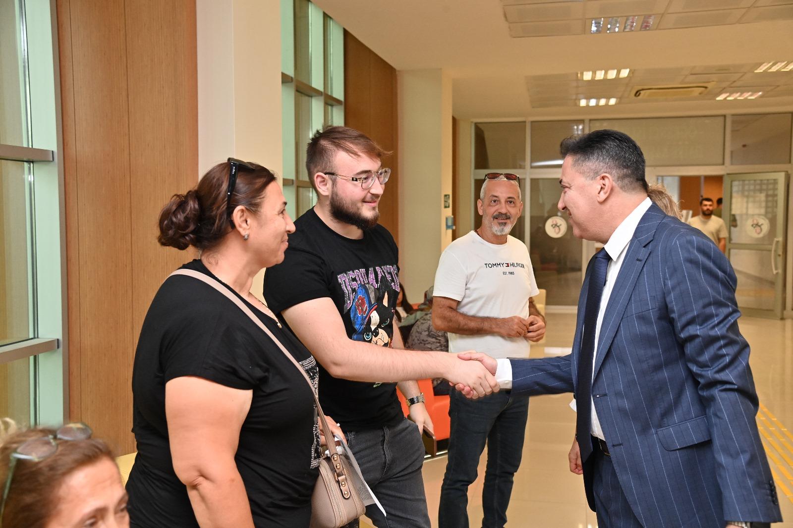 Rektörümüz Kayıt Sürecindeki Öğrencilerle Bir Araya Geldi
