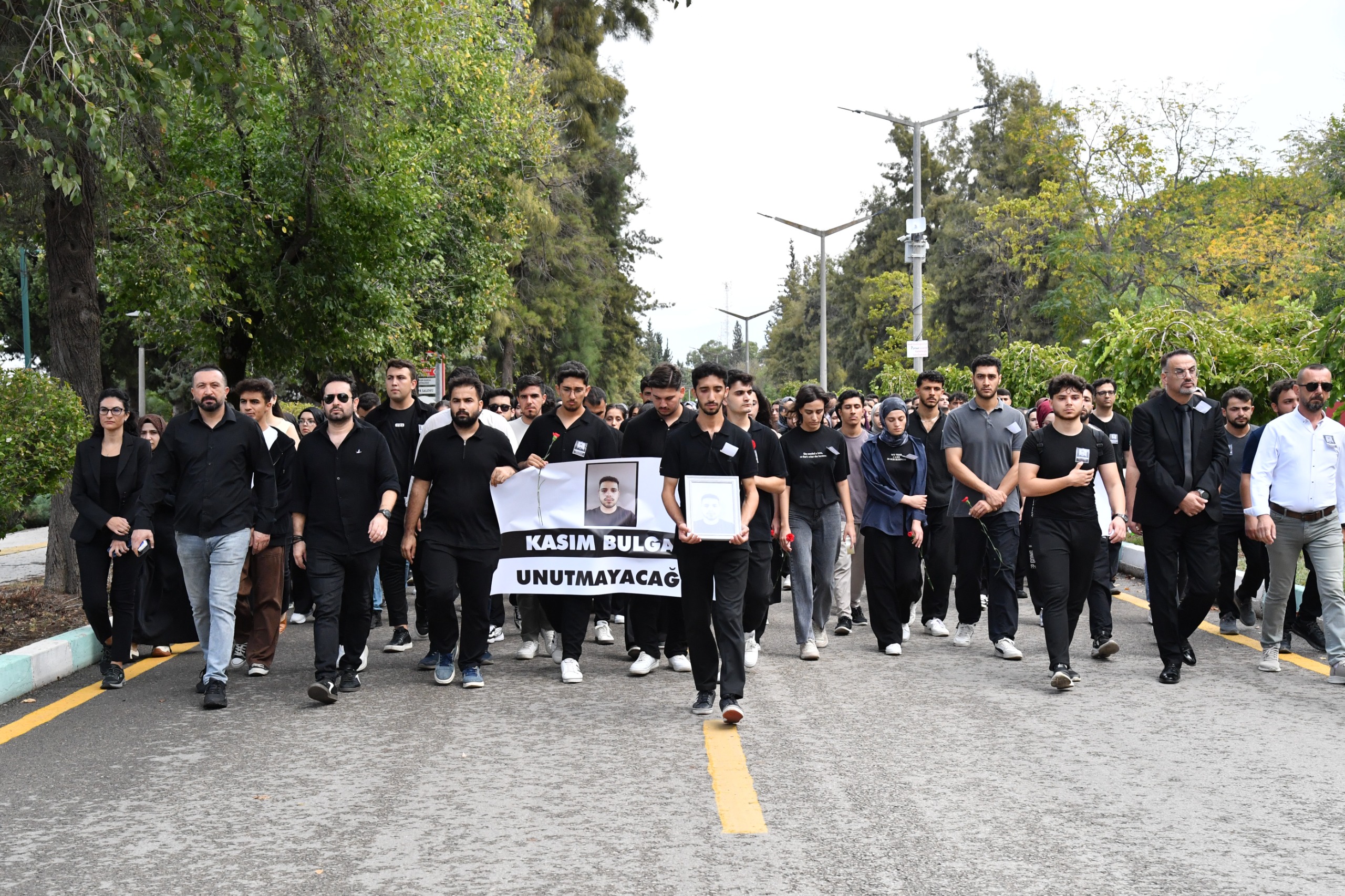 Üniversitemiz Öğrencisi Kasım Bulgan İçin Sessiz Yürüyüş ve Anma Töreni Düzenlendi