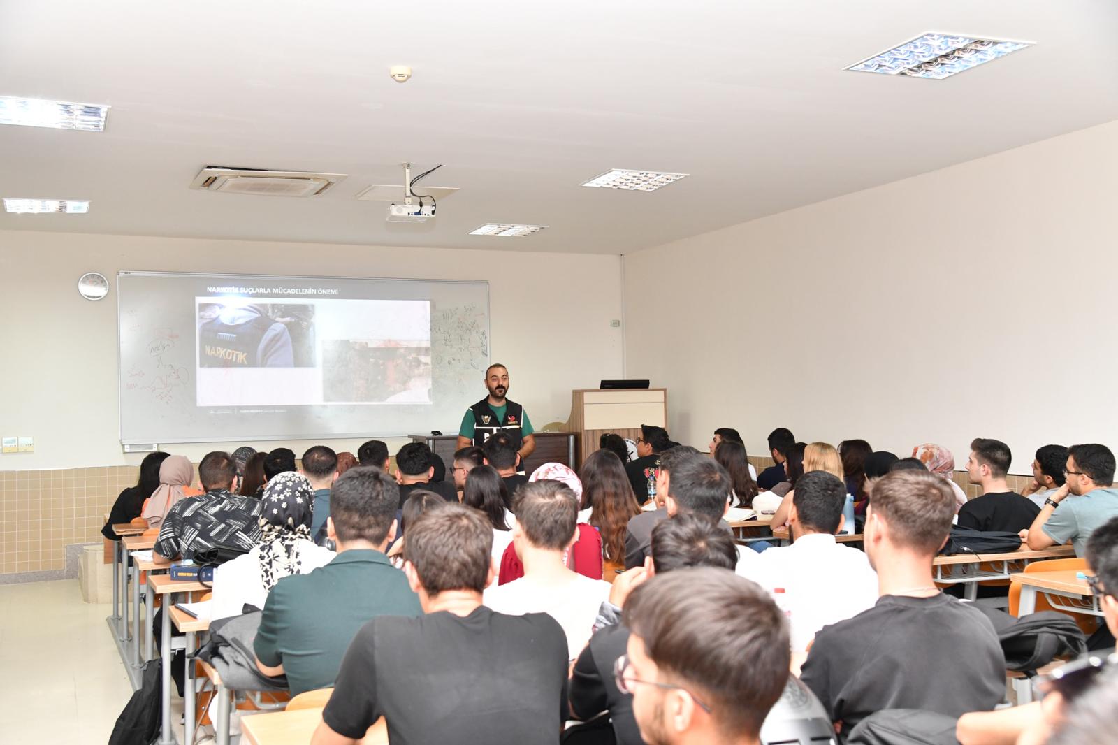 Üniversitemizde “Narko Gençlik” ve “Narko Rehber” Eğitimleri Gerçekleştirildi