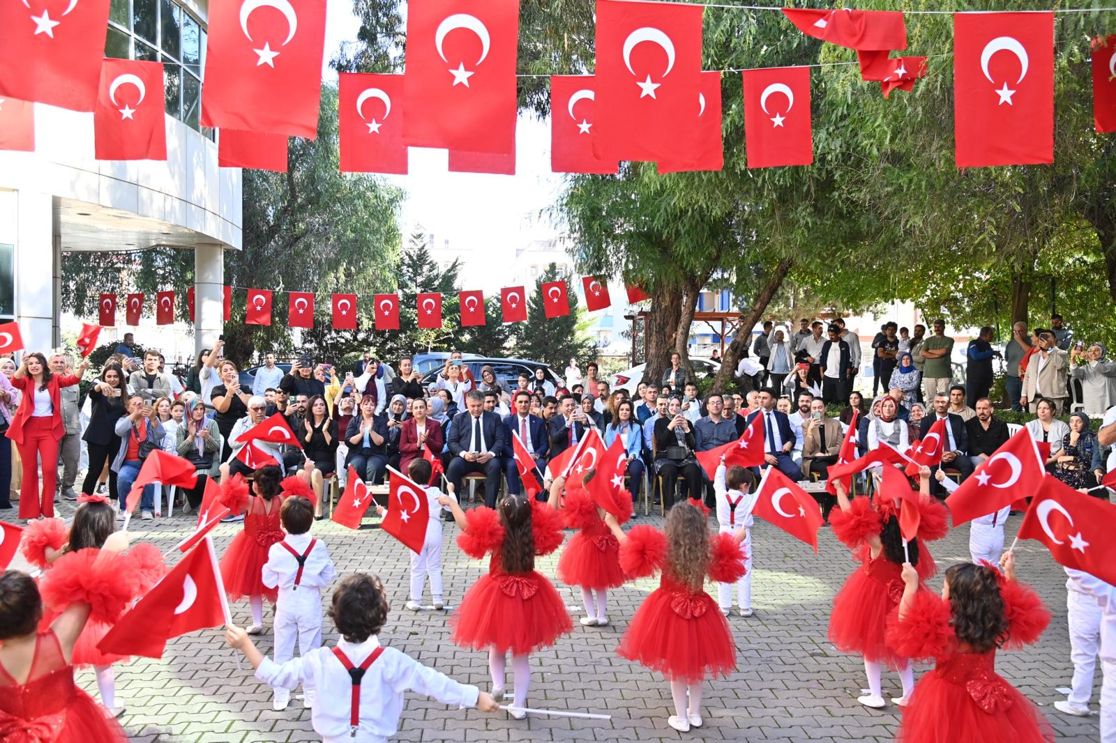 Üniversitemiz Anaokulu Öğrencilerinden Cumhuriyet Bayramı Coşkusu