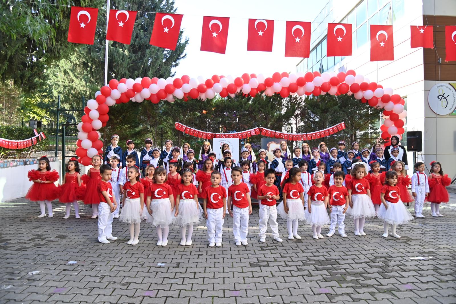 Üniversitemiz Anaokulu Öğrencilerinden Cumhuriyet Bayramı Coşkusu