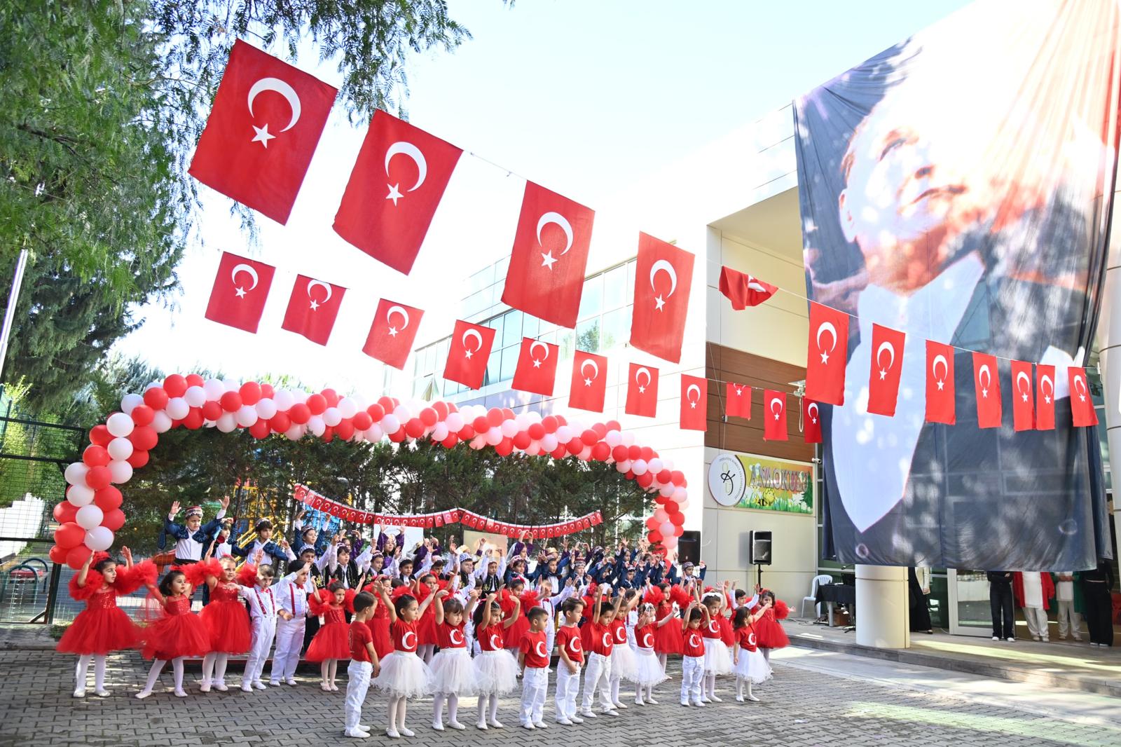 Üniversitemiz Anaokulu Öğrencilerinden Cumhuriyet Bayramı Coşkusu