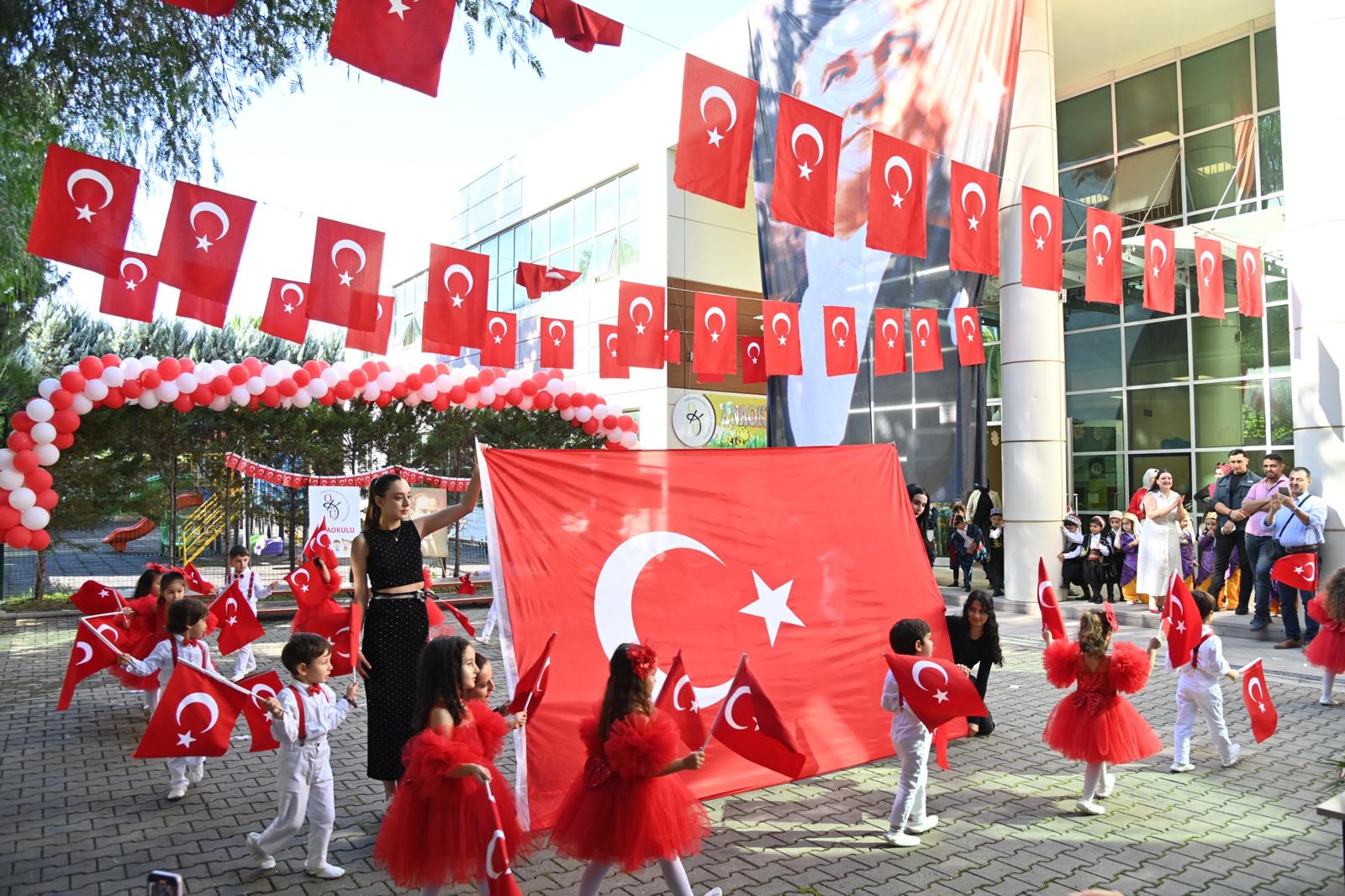 Üniversitemiz Anaokulu Öğrencilerinden Cumhuriyet Bayramı Coşkusu