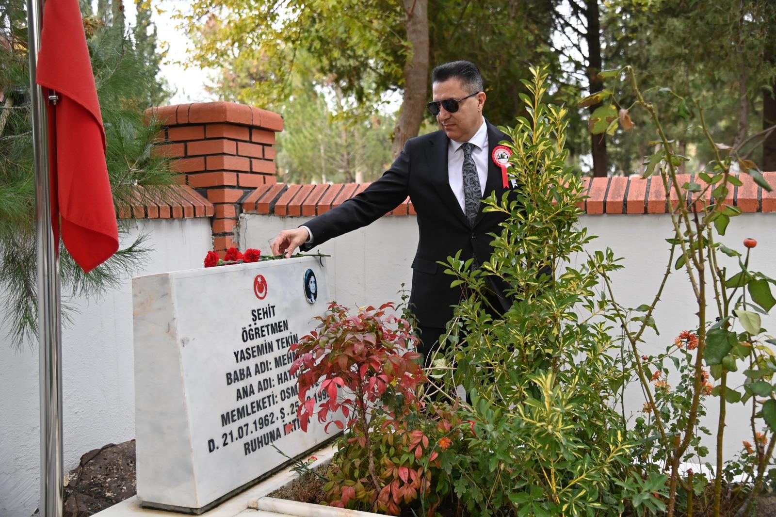 Rektörümüz Prof. Dr. Turgay Uzun’dan Şehit Öğretmen Yasemin Tekin’in Kabrine Ziyaret