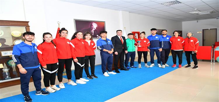 Ayak Tenisi Türkiye Şampiyonasında Derece Elde Eden Öğrencilerimizden Rektörümüze Ziyaret
