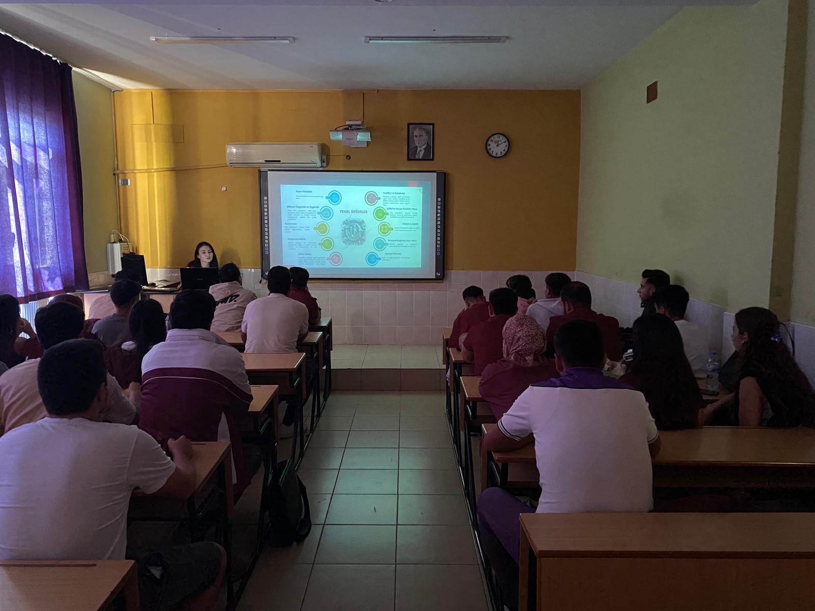 Motorlu Araçlar ve Ulaştırma Teknolojileri Bölümünde 1. ve 2. Sınıflara Yönelik Kalite Bilgilendirme Sunumu Gerçekleştirildi