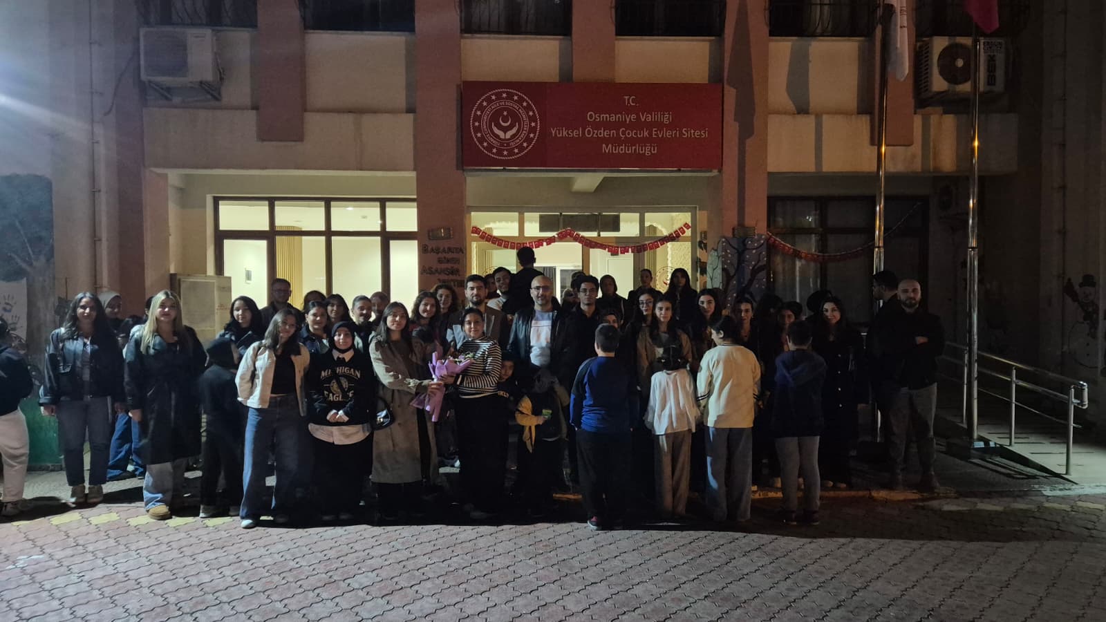 Osmaniye Yüksel Özden Çocuk Evlerine Anlamlı Ziyaret: Öğrencilerden Akşam Saatlerinde Sosyal Sorumluluk Buluşması