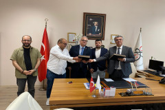 AKREDİTASYON VİZYONU GENİŞLİYOR: İŞLETME VE İKTİSAT BÖLÜMLERİ ARASINDA ÇİFT ANADAL VE YANDAL PROTOKOLLERİ İMZALANDI