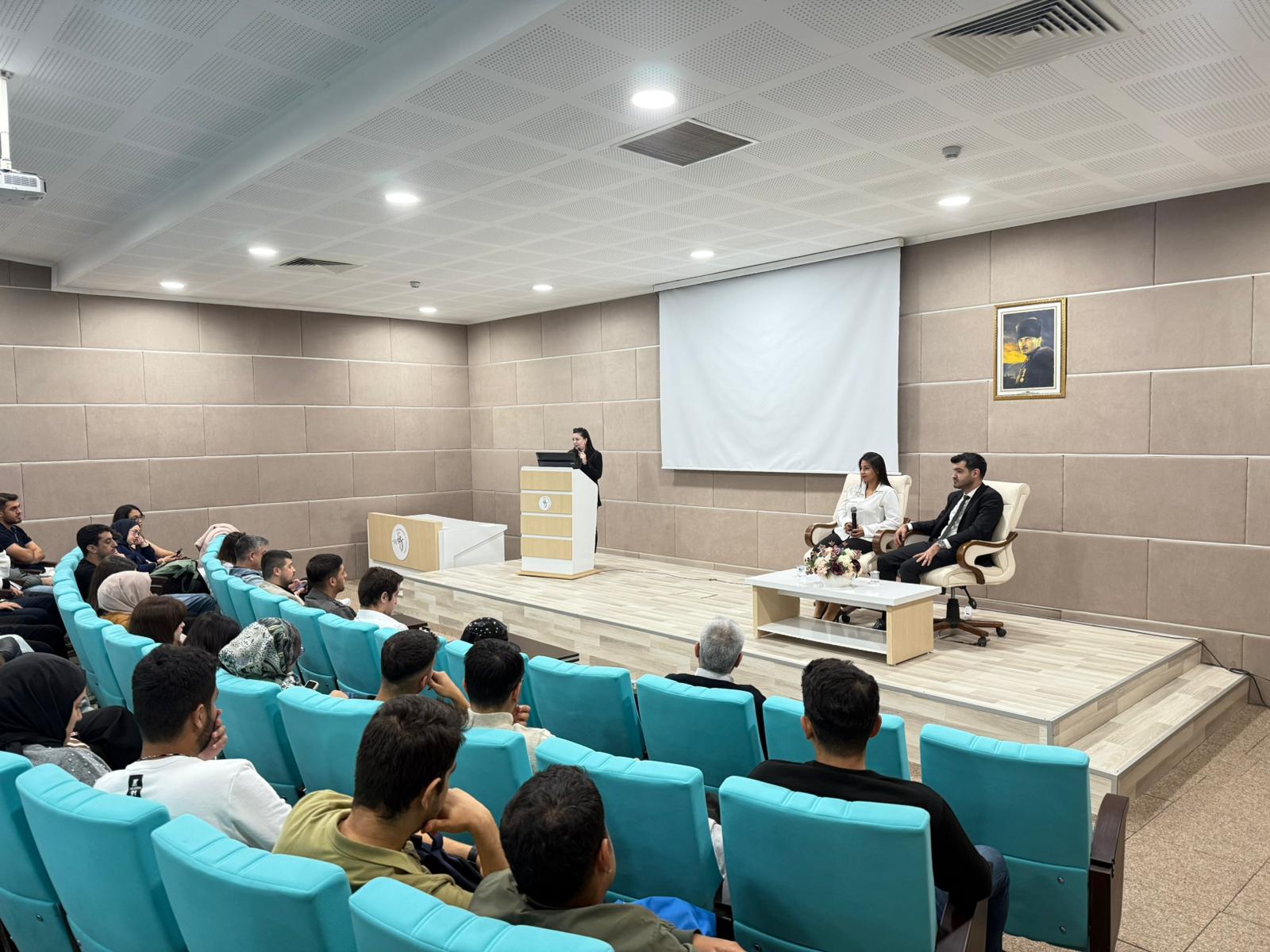 OKÜ İŞLETME BÖLÜMÜ MEZUNLARINDAN İLHAM VEREN KARİYER HİKAYELERİ: MEZUNLAR ÖĞRENCİLERLE BULUŞTU