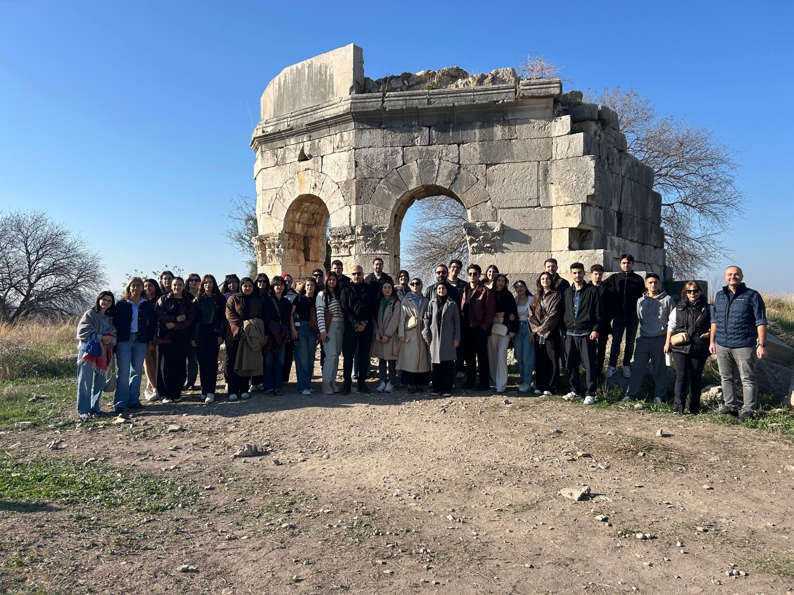Uluslararası İlişkiler Öğrencileri Kastabala'nın Tarihi Dokusunu Keşfetti