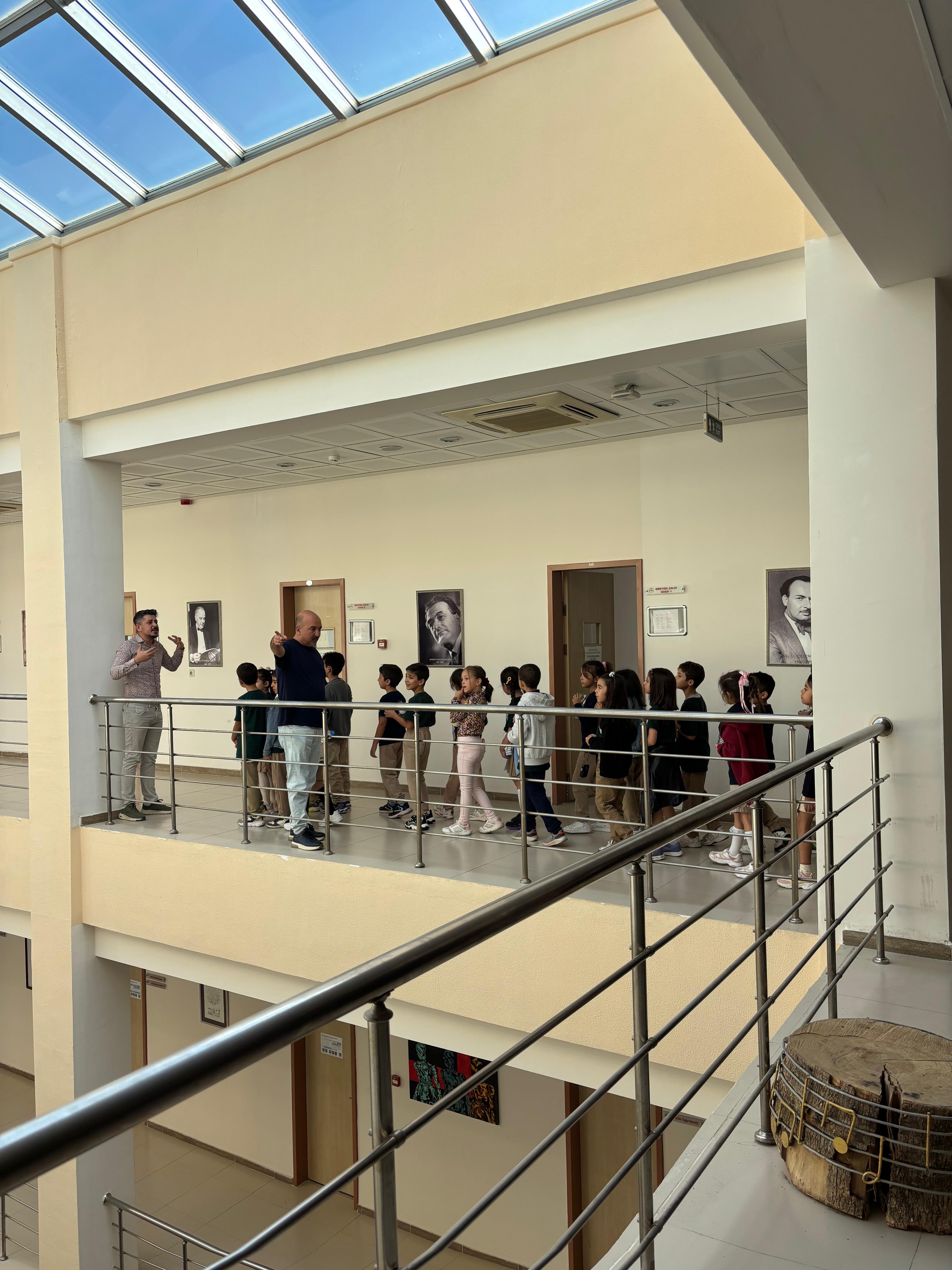 Bölümümüzün Dış Paydaşı Olan İl Milli Eğitim Müdürlüğü Çamlıkevler İlkokulu Öğrencileri Tarafından Bölümümüze Kültür-Sanat Gezisi Gerçekleştirildi.