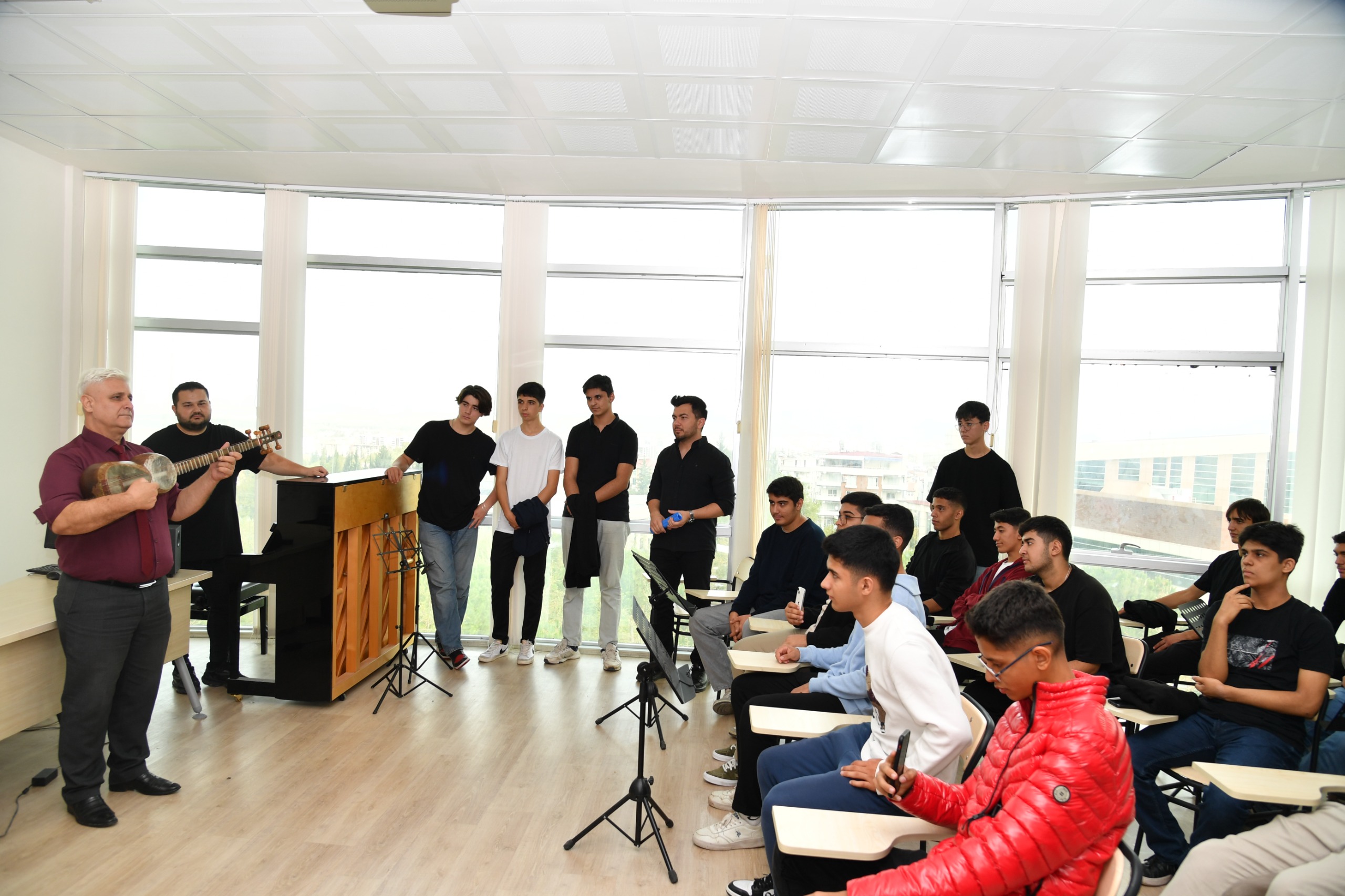 Bölümümüzün Dış Paydaşı Olan İl Milli Eğitim Müdürlüğü Şehit Mehmet Karacatilki Anadolu İmam Hatip Lisesi Öğrencileri Tarafından Bölümümüze Kültür-Sanat Gezisi Gerçekleştirildi.