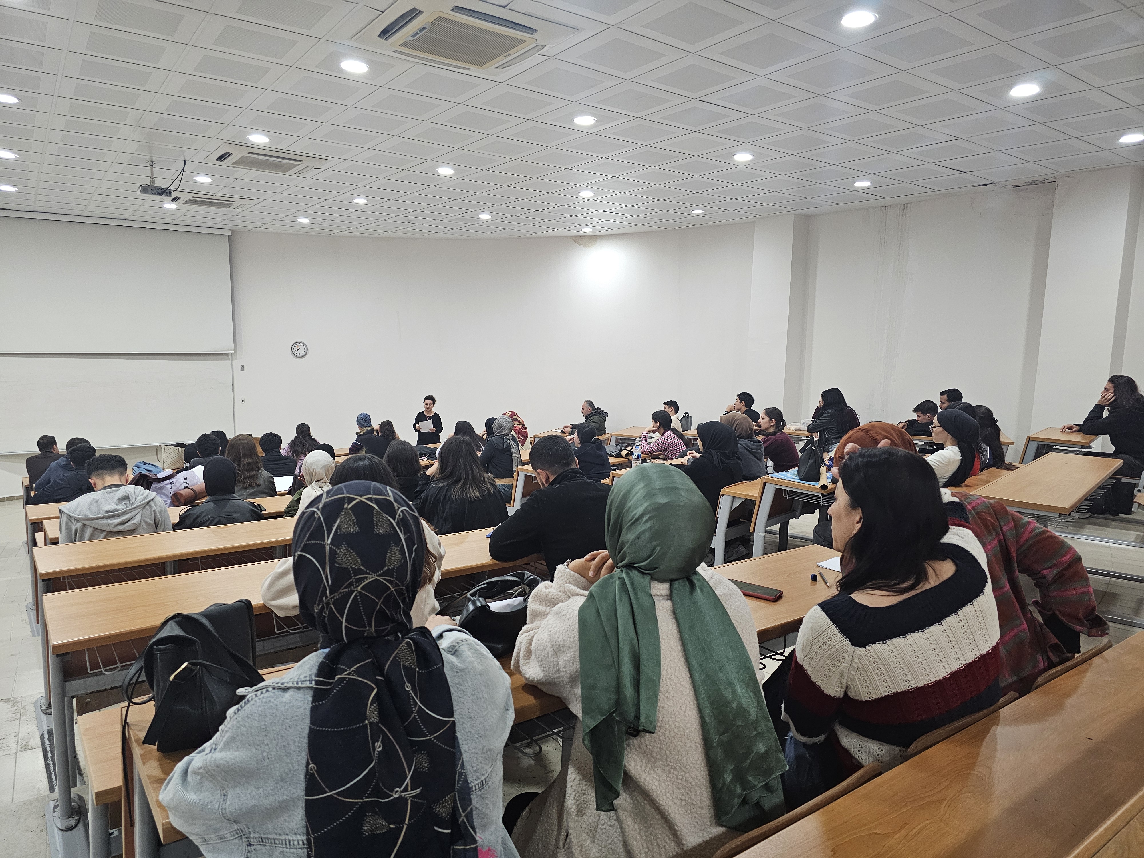 Resim Bölümü Öğrencileri İle Ara Sınav Sonrası Değerlendirme Toplantısı Düzenlendi