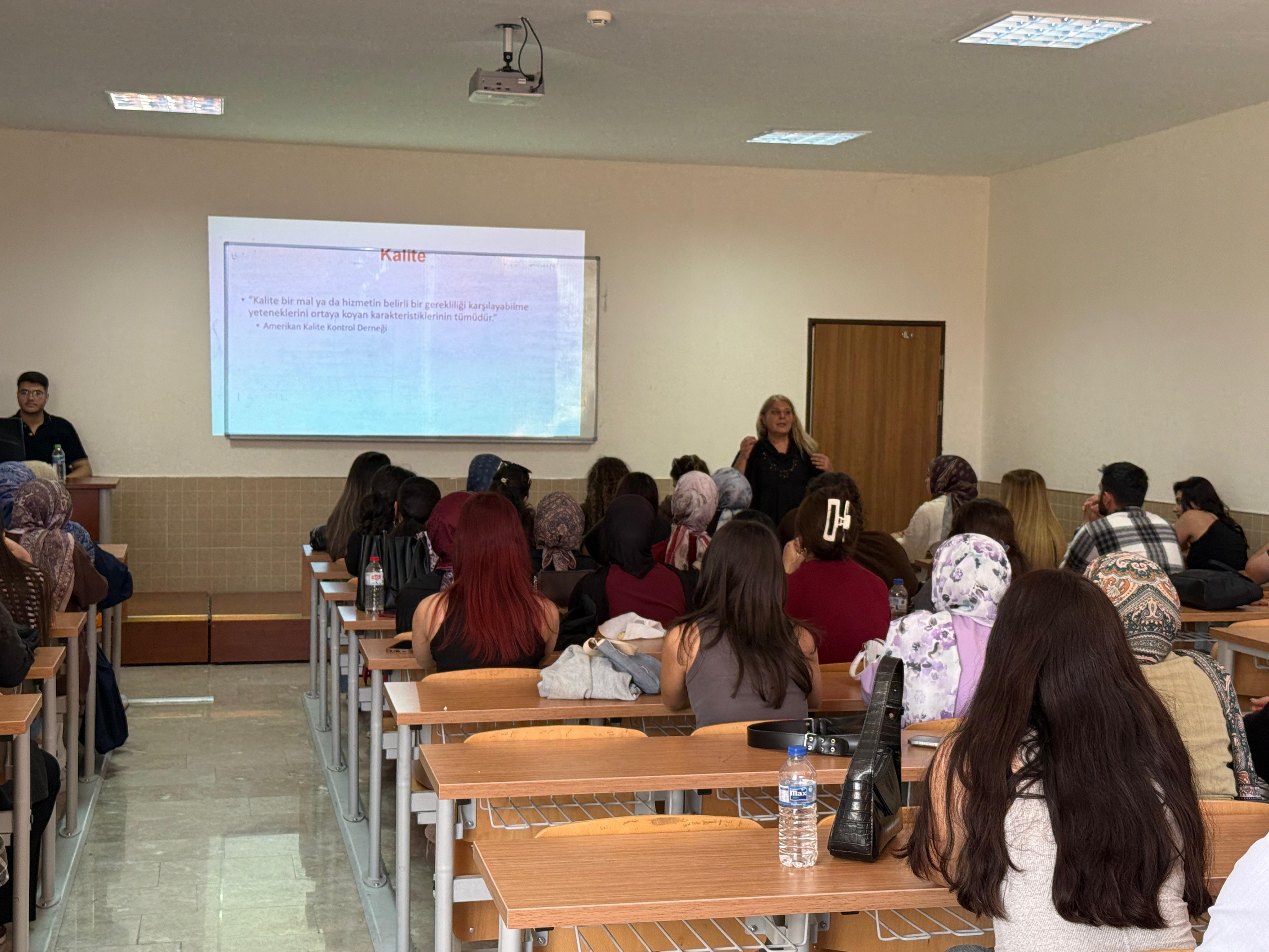 Sağlık Yönetimi Bölümü'nde Akreditasyon Farkındalık Eğitimi Düzenlendi