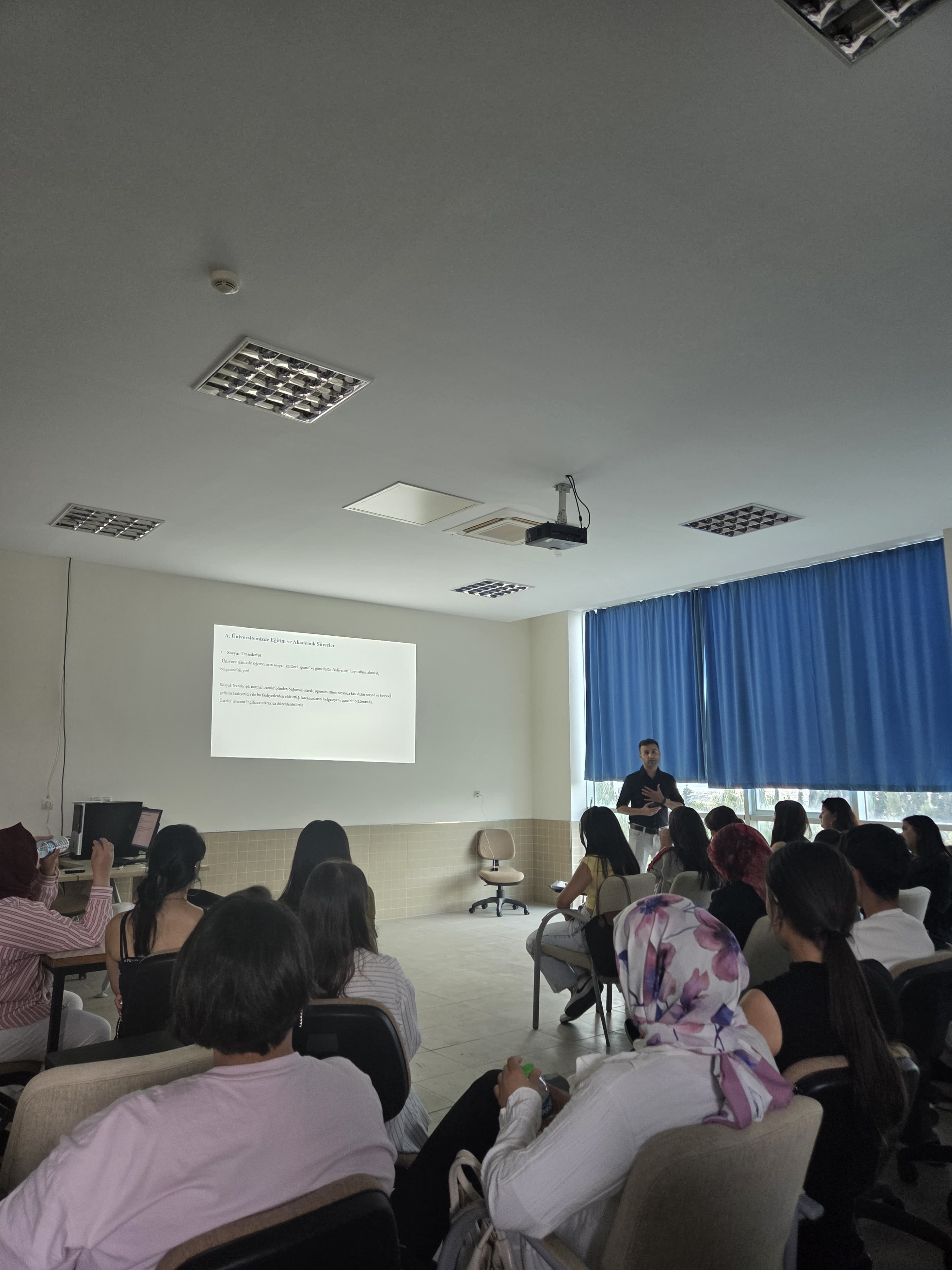 YAŞLI BAKIM PROGRAMI ÖĞRENCİLERİMİZE YÖNELİK KALİTE VE AKREDİTASYON KONULU EĞİTİM SUNUMU GERÇEKLEŞTİRİLDİ