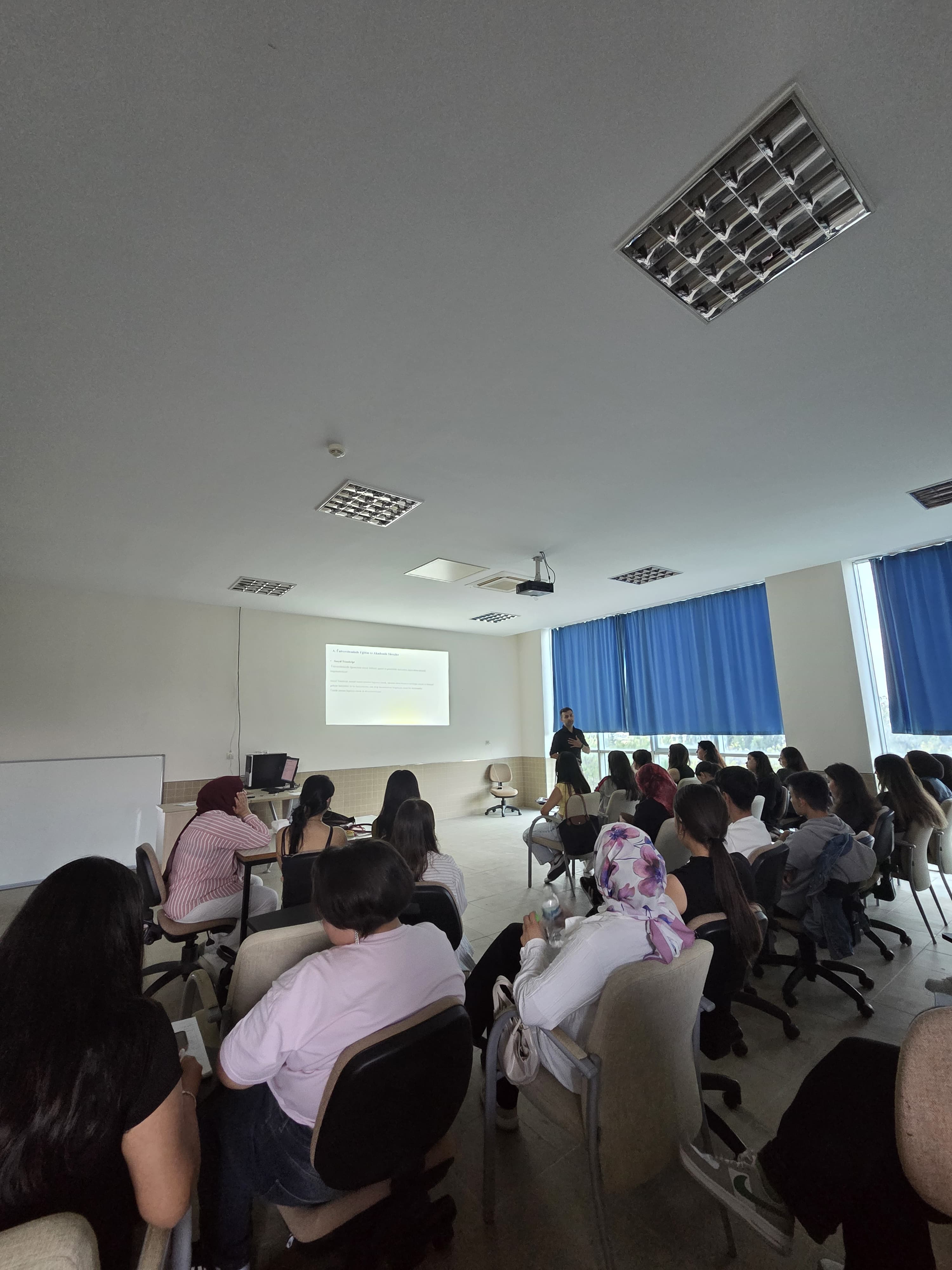 YAŞLI BAKIM PROGRAMI ÖĞRENCİLERİMİZE YÖNELİK KALİTE VE AKREDİTASYON KONULU EĞİTİM SUNUMU GERÇEKLEŞTİRİLDİ